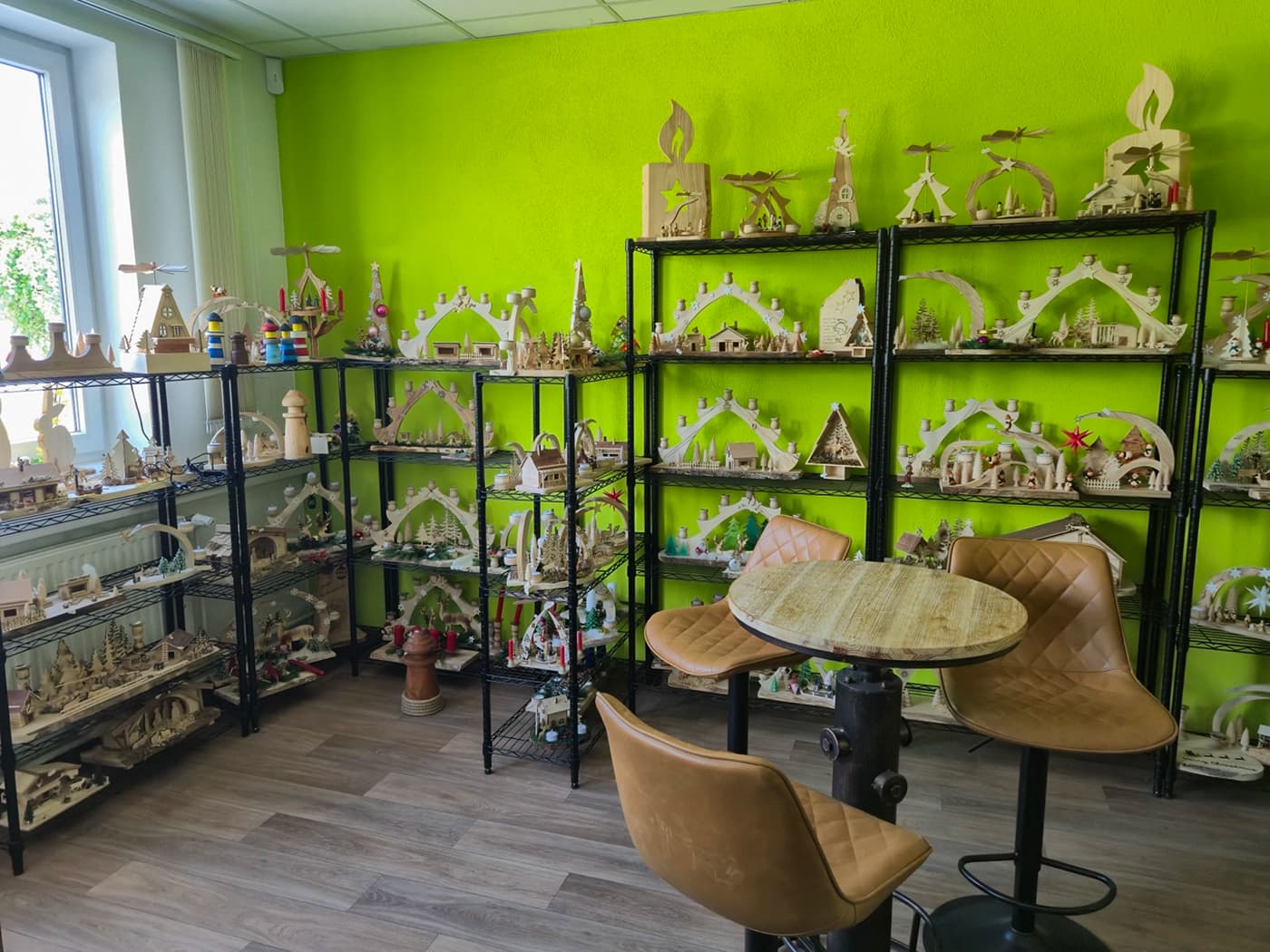 Werksverkauf in Tribsees: Kreidetafel vor der hellen Werkstatt mit Holzregalen und Werkbank