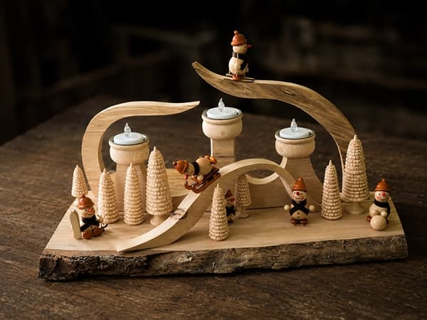Adventslandschaft aus Holz mit Teelichthaltern, Spanbäumen und kleinen Winterfiguren