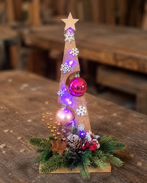 Leuchtender Weihnachtsbaum aus Holz mit Stern, Kugeln, Schneeflocken und Tannengrün